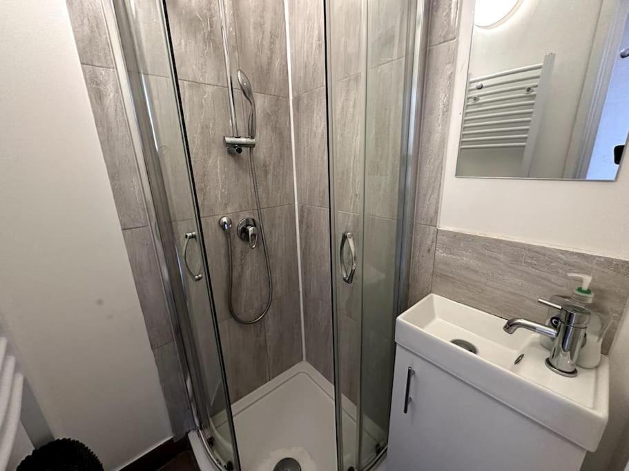 Spacious Holiday Home Near Tube Station - By Starlet Stays Londres Exterior foto