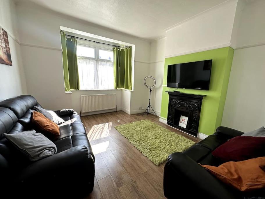 Spacious Holiday Home Near Tube Station - By Starlet Stays Londres Exterior foto